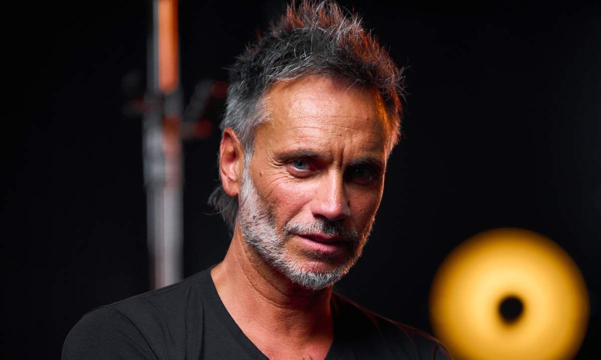 Nek dal vivo con il basso durante il Nek Hits Live Tour