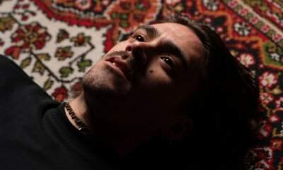 Nico Arezzo nella foto promozionale di Terapia d'urlo, brano contenuto nell’album Non c’è fretta