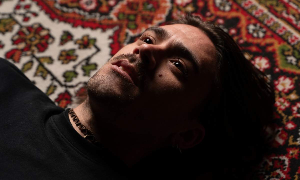 Nico Arezzo nella foto promozionale di Terapia d'urlo, brano contenuto nell’album Non c’è fretta