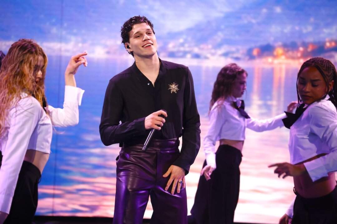 Nicolò Filippucci si esibisce nella quinta puntata del serale di Amici 25