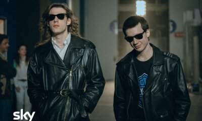 Elia Nuzzolo e Matteo Oscar Giuggioli nei panni di Max Pezzali e Mauro Repetto nella serie Nord Sud Ovest Est