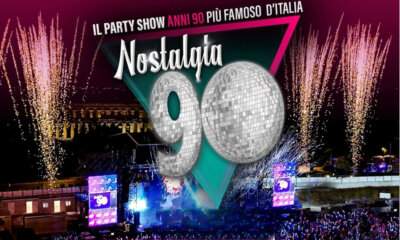 Grafica ufficiale del party show Nostalgia 90 con il logo, una palla stroboscopica e fuochi d'artificio sul palco.