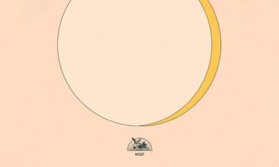 People of the Moon dei Nu Genea, con un grande cerchio e una falce di luna gialla su sfondo pesca