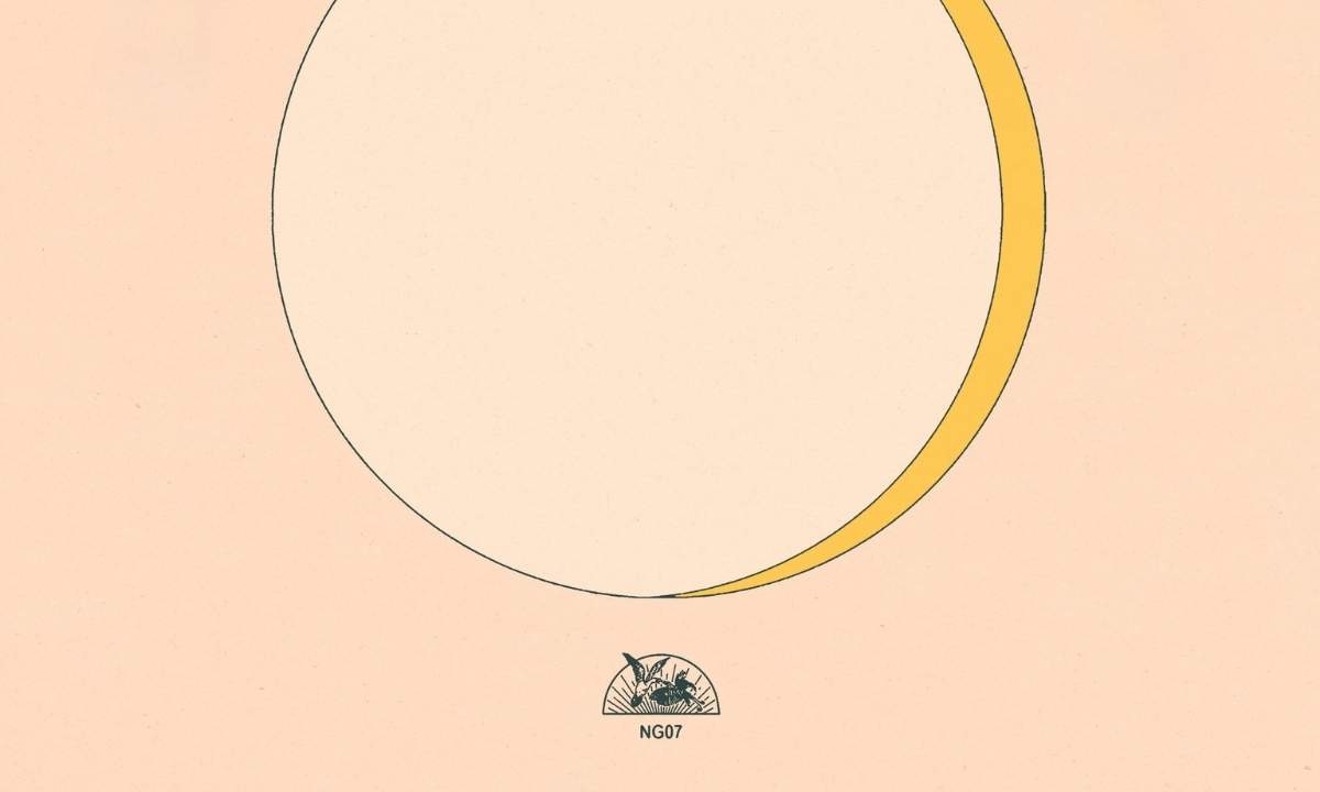 People of the Moon dei Nu Genea, con un grande cerchio e una falce di luna gialla su sfondo pesca