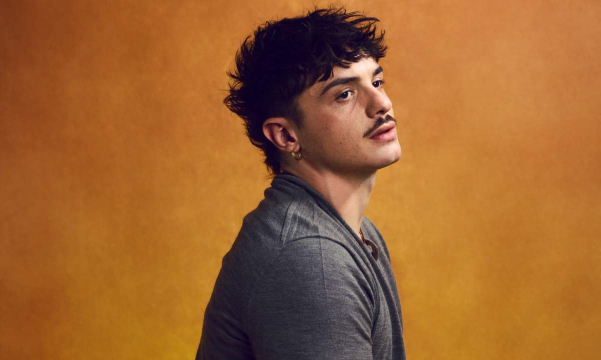 Olly in primo piano per celebrare il record dell'album Tutta Vita