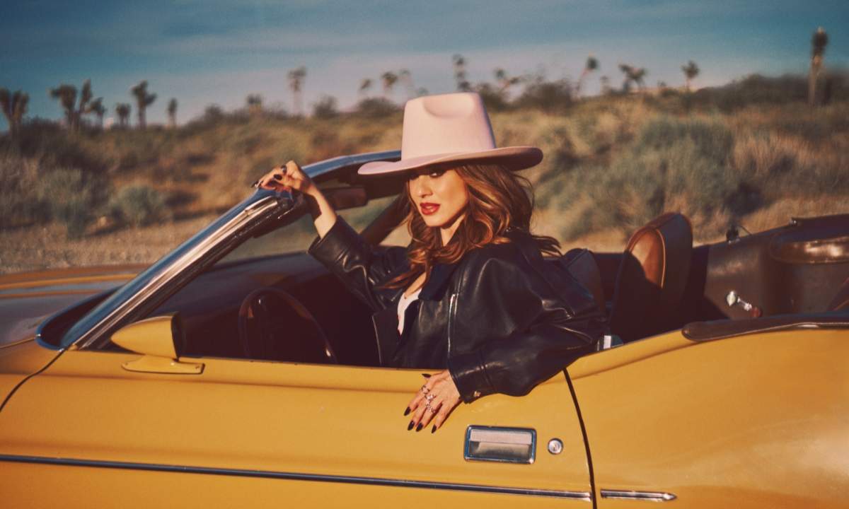 Paola Iezzi, foto ufficiale per il lancio del singolo Stessa Direzione