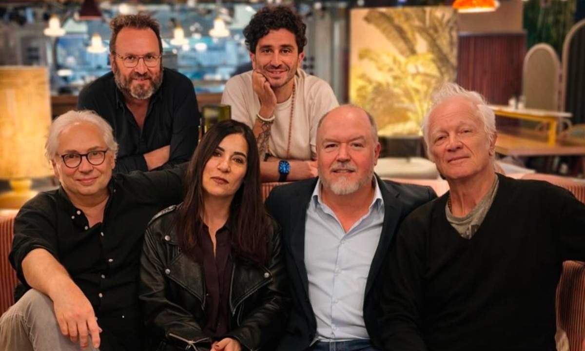 Paola Turci con Dino Stewart e il team BMG Italy