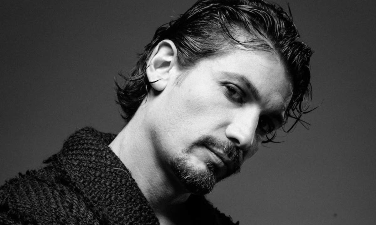 Pierdavide Carone in uno scatto per il lancio del singolo Mentirsi pur di amarsi, in uscita il 17 aprile 2026