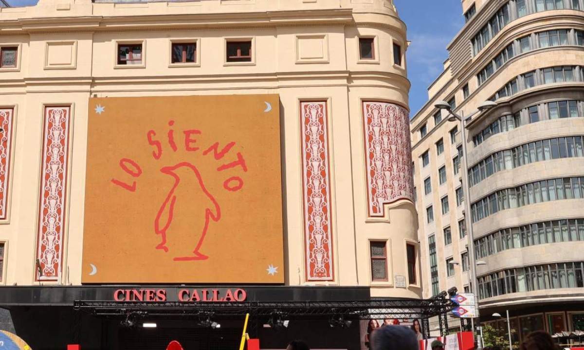 Cartellone con pinguino e scritta Sorry legato al possibile nuovo singolo dei Pinguini Tattici Nucleari