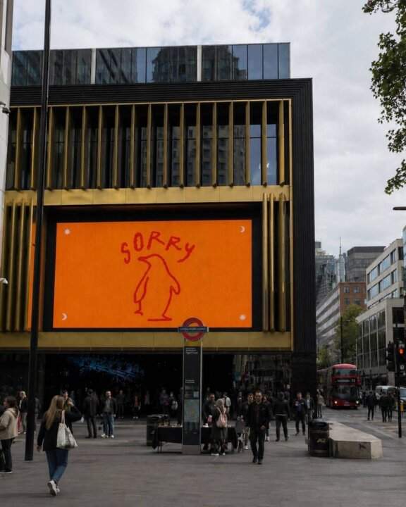 Cartellone con pinguino e scritta Sorry a Londra per il possibile nuovo singolo dei Pinguini Tattici Nucleari