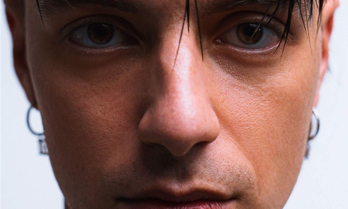 Primo piano di Plasma, nome d’arte di Antonio Silvestri, per l’annuncio del nuovo EP Perdigiorno