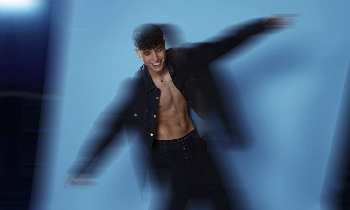 Riccardo Stimolo nella foto promozionale di Gira, nuovo inedito pubblicato durante il Serale di Amici