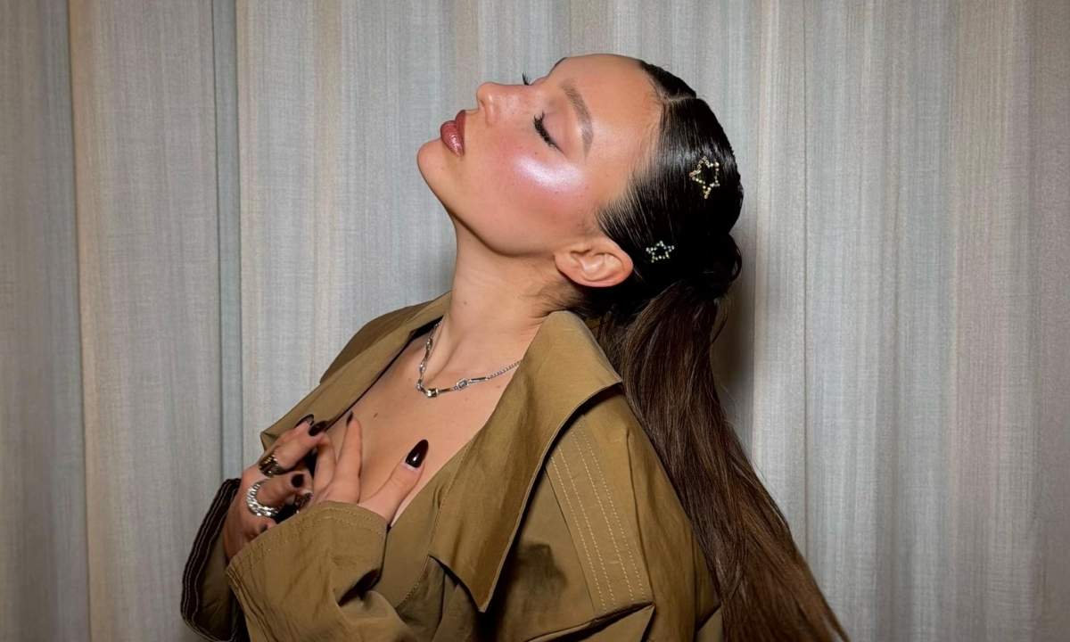 Sarah Toscano in posa con un trench beige e fermagli a forma di stella tra i capelli