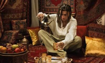 Sayf in una foto ufficiale per il lancio del singolo "Buona Domenica" estratto dall'album "SANTISSIMO"