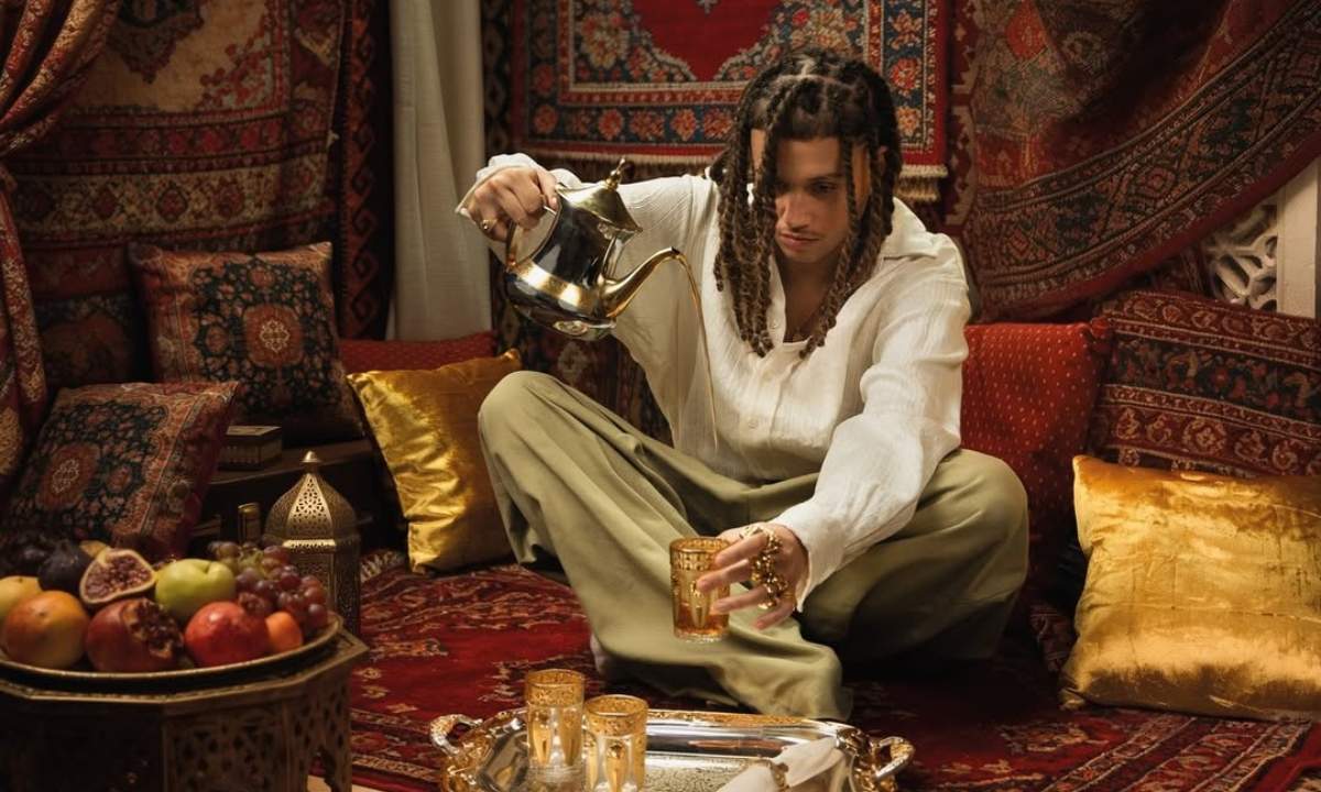 Sayf in una foto ufficiale per il lancio del singolo "Buona Domenica" estratto dall'album "SANTISSIMO"