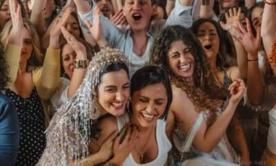 Serena Brancale, Delia e Levante sorridono in mezzo alla folla durante il lancio di Al mio paese