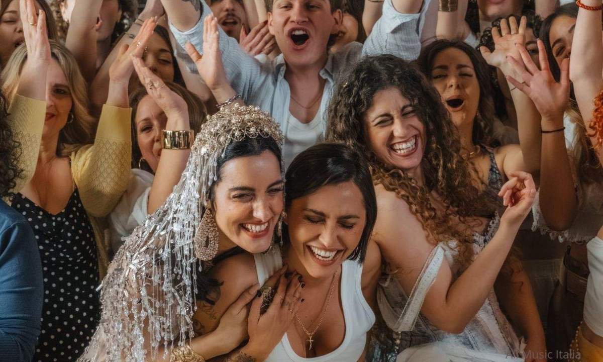 Serena Brancale, Delia e Levante sorridono in mezzo alla folla durante il lancio di Al mio paese