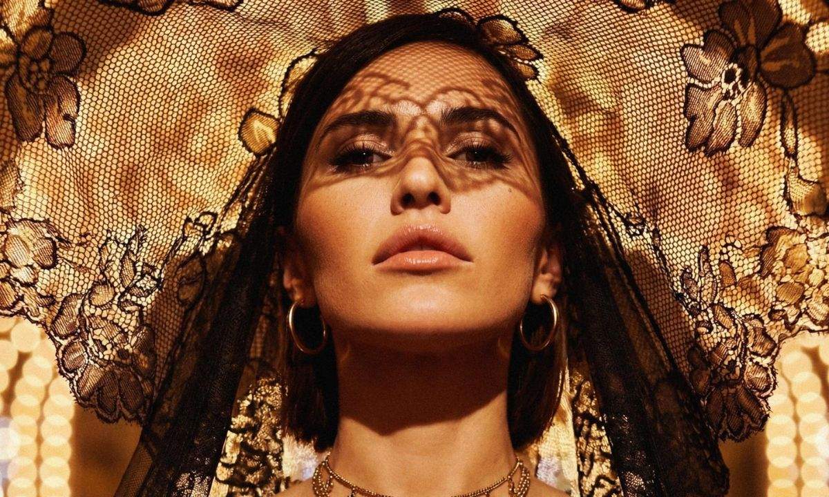 Serena Brancale durante la videointervista per il nuovo album SACRO