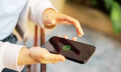 Interfaccia dell'app Spotify con la nuova funzione SongDNA per la visualizzazione interattiva dei crediti dei brani