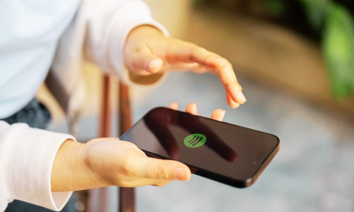 Interfaccia dell'app Spotify con la nuova funzione SongDNA per la visualizzazione interattiva dei crediti dei brani