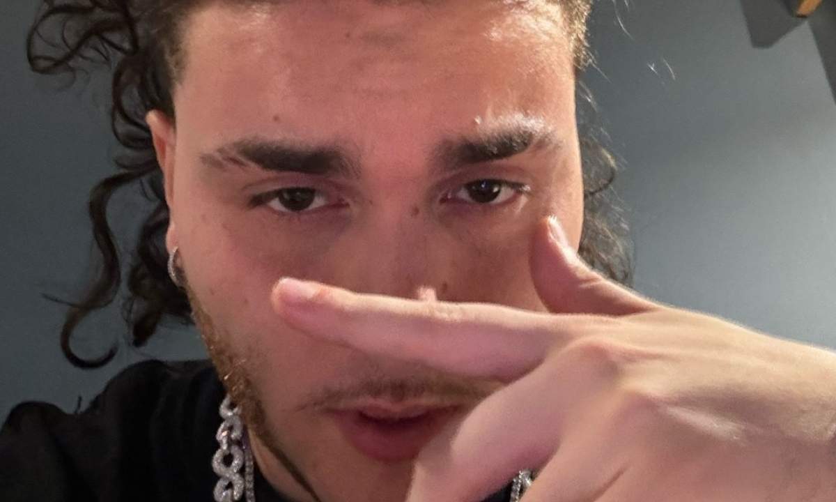 Davide Mattei, in arte thasup, in un selfie che fa da teaser al nuovo album