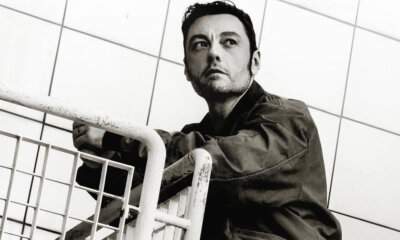 Tiziano Ferro in posa ufficiale in bianco e nero per l'annuncio di "Sono un grande Deluxe"