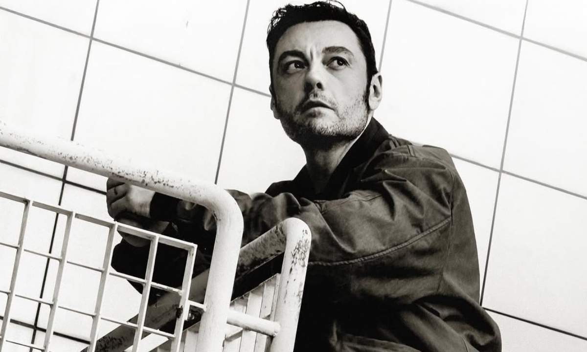Tiziano Ferro in posa ufficiale in bianco e nero per l'annuncio di "Sono un grande Deluxe"