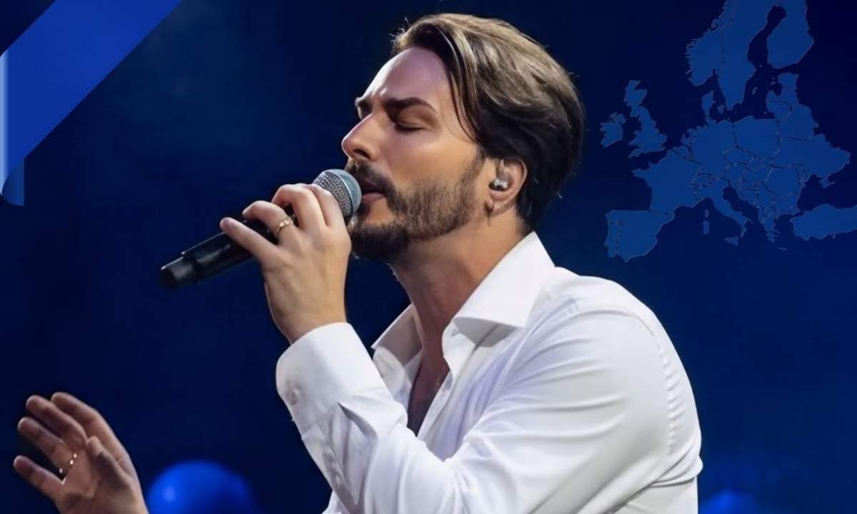 Tony Colombo sul palco mentre canta, in occasione del nuovo singolo "Tanti auguri a te"