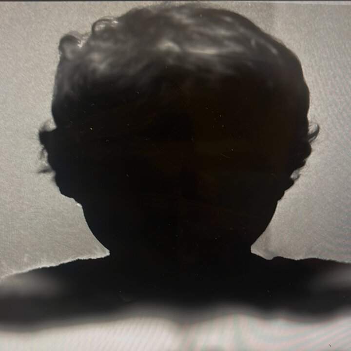 Copertina dell'album "1000%" di Umarell: silhouette nera del volto con alone scuro su sfondo grigio