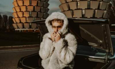 Vegas Jones in pelliccia chiara accanto a un’auto, nello scatto usato per l’annuncio del nuovo album Chic Nisello 2