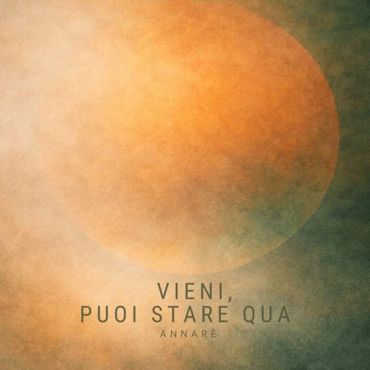 Copertina dell'album Vieni, puoi stare qua di Annarè, con un grande cerchio sfumato nei toni del beige, arancio e verde bosco.