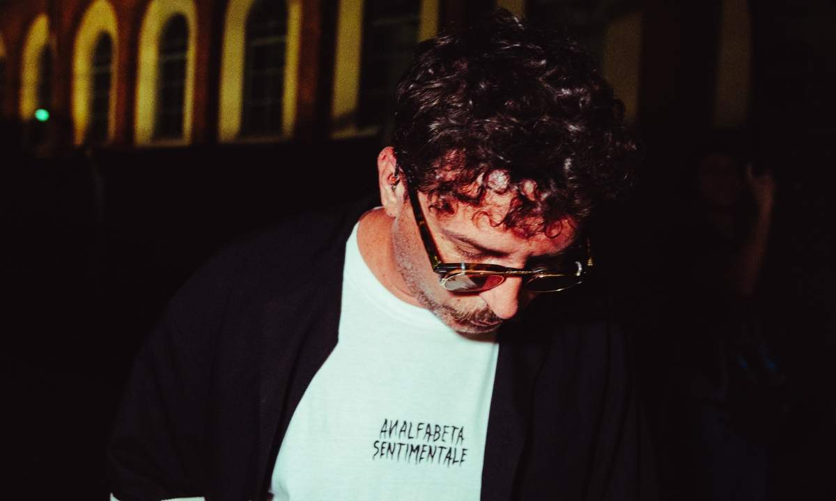 Willie Peyote ritratto in occasione dell'annuncio del nuovo album Anatomia di uno schianto prolungato, 2026