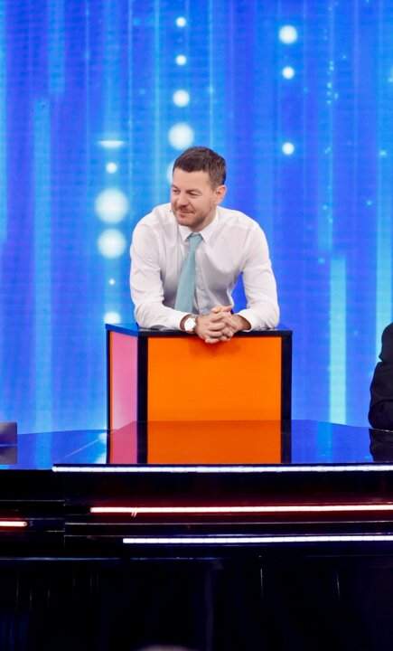 Alessandro Cattelan durante la semifinale del Serale di Amici 2026