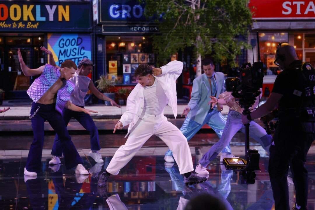 Alessio sul palco del Serale di Amici 2026