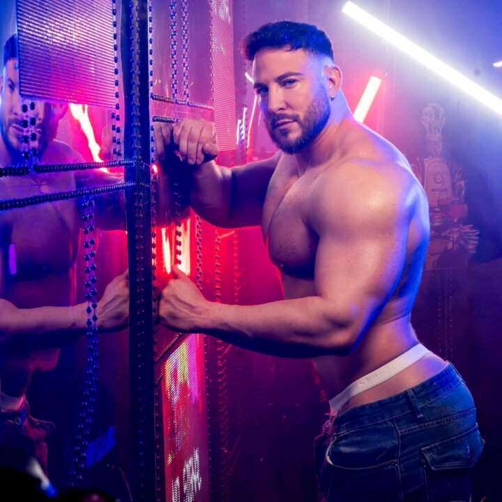 Alex Palmieri ritratto sulla copertina del nuovo singolo "Pay To Play"
