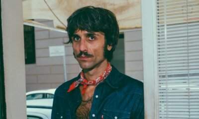 Primo piano di Cristiano Sbolci con camicia di jeans e bandana rossa per il lancio del disco "Fuorimoda"