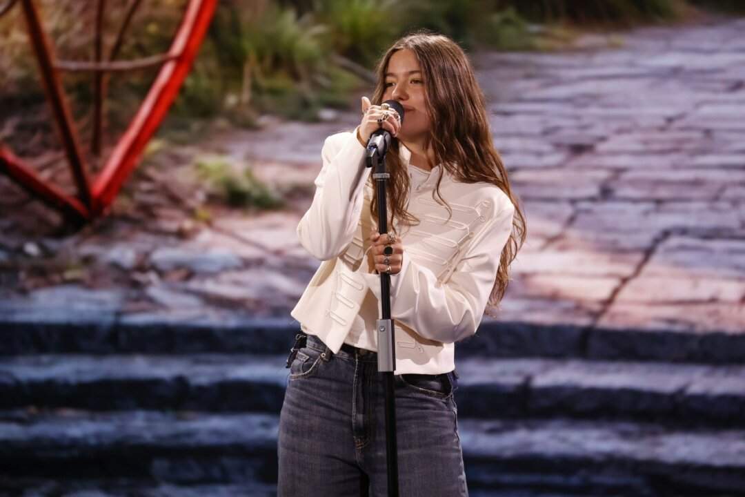 Elena D'Elia sul palco della settima puntata del Serale di Amici 2026