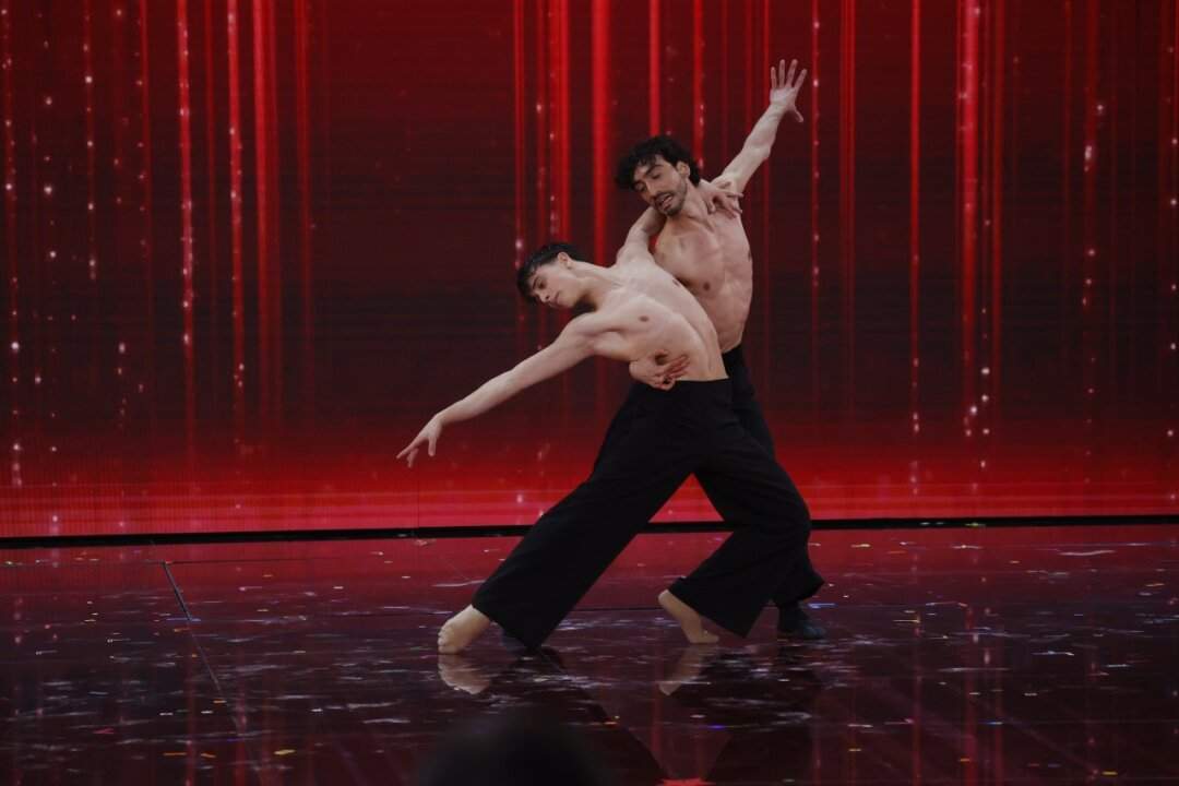 Emiliano sul palco del Serale di Amici 2026