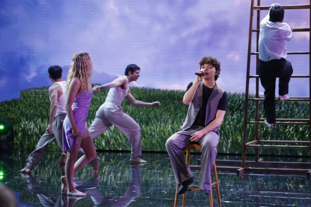 Lorenzo Salvetti sul palco della settima puntata del Serale di Amici 2026