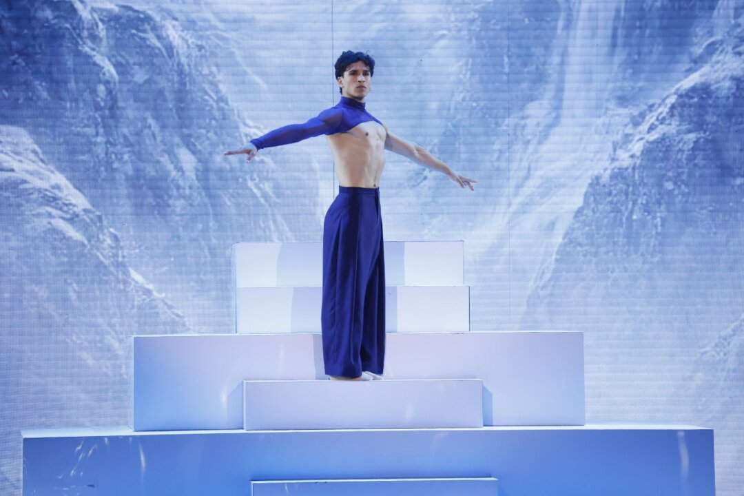 Nicola sul palco del Serale di Amici 2026