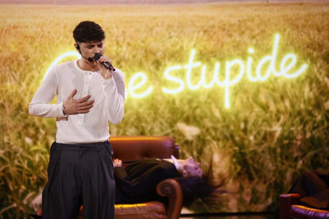 Riccardo Stimolo sul palco del Serale di Amici 2026