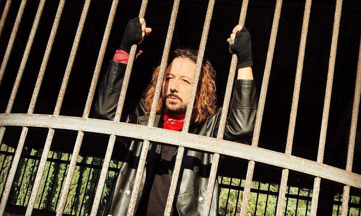 Simone Tomassini torna al rock con il nuovo singolo "Ti ha mandata Dio"