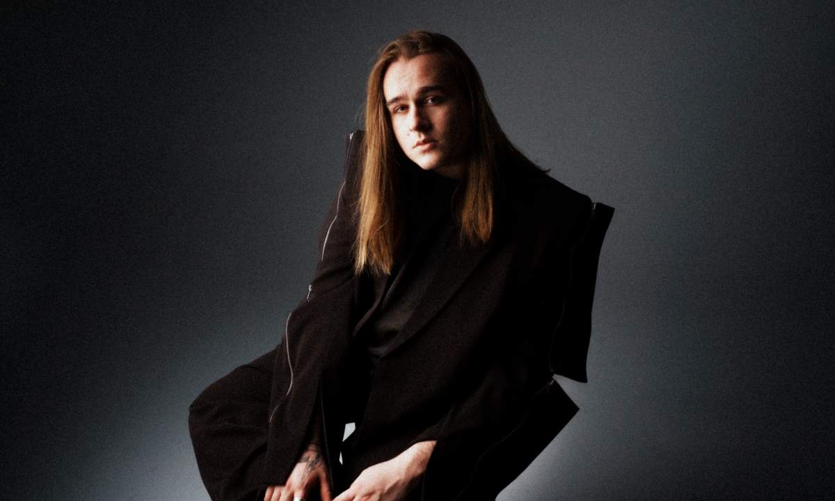 Aaron nella foto promozionale dell’album Abitare l’invisibile