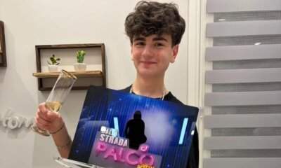 Alfio Russo, vincitore di Dalla Strada al Palco Special 2026, posa con il trofeo della trasmissione