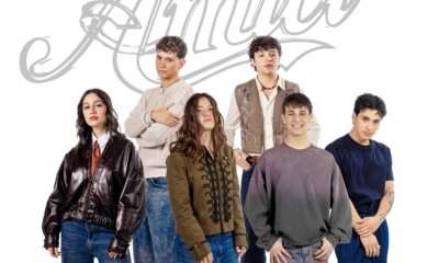 I sei allievi di Amici 25 in posa davanti al logo del Serale 2026, foto promozionale.