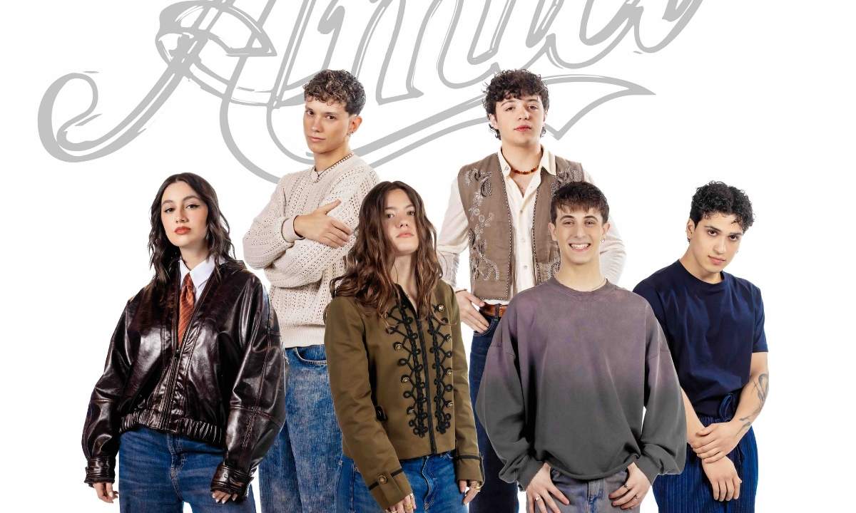 I sei allievi di Amici 25 in posa davanti al logo del Serale 2026, foto promozionale.
