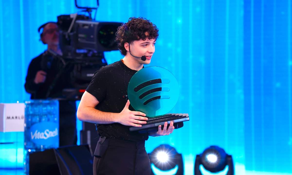 Consegna del premio Spotify durante la semifinale di Amici 25 il 9 maggio 2026.