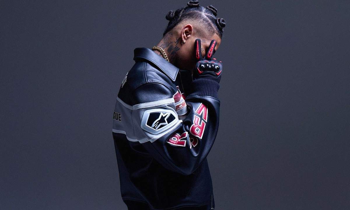 Artie 5ive: il rapper milanese in una foto promozionale che accompagna l'annuncio del nuovo album Vittoria.