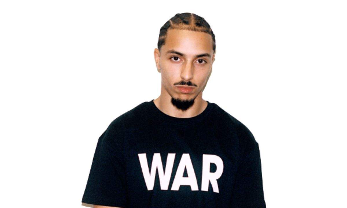 ASTRO con la t-shirt nera WAR, foto promozionale del nuovo album in uscita il 12 giugno 2026