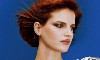 Chiara Galiazzo in un primo piano fashion con capelli rossi mossi e sfondo blu cobalto, foto promozionale del nuovo singolo Basta poco